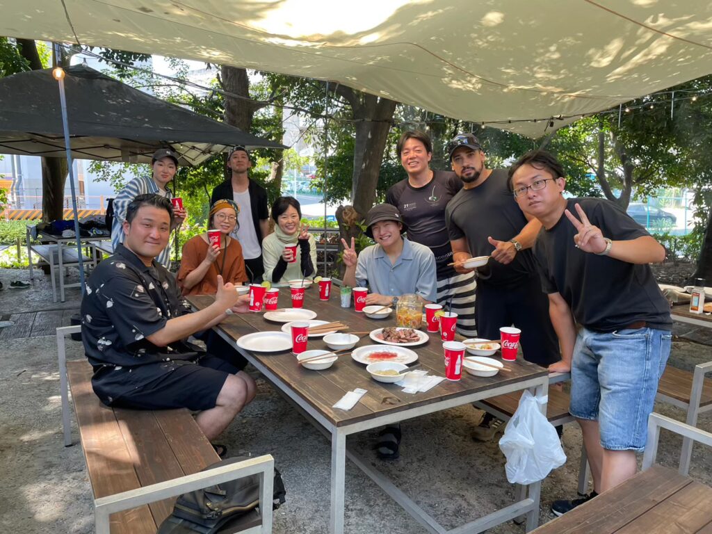 BBQしている写真（大人メンバー）